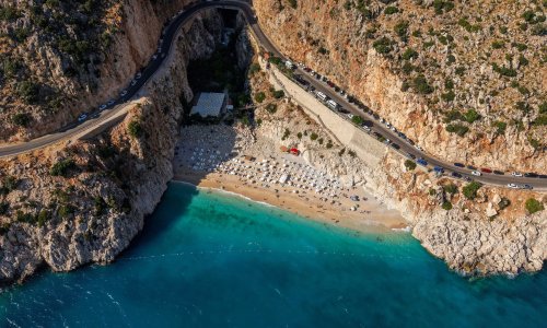 DOĞA HARİKASI KAPUTAŞ PLAJI HAYRAN BIRAKIYOR