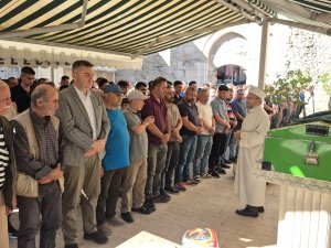 ARAÇTA ÖLÜ BULUNAN CANSU VE UFUK TOPRAĞA VERİLDİ