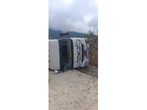 OSMANİYE’DE KONTROLDEN ÇIKAN TIR YAMACA ÇARPTI: 1 YARALI
