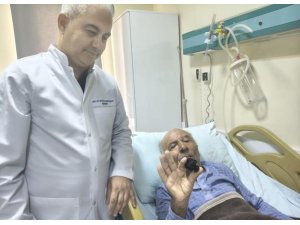 BOZYAZI’DA 4 SANTİMETRELİK MESANE TAŞI TEK PARÇA HALİNDE ÇIKARILDI.