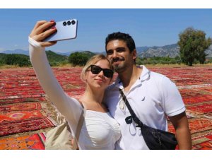 YÜZLERCE YILLIK HALILAR BUĞDAY TARLALARINI RENK CÜMBÜŞÜNE ÇEVİRDİ