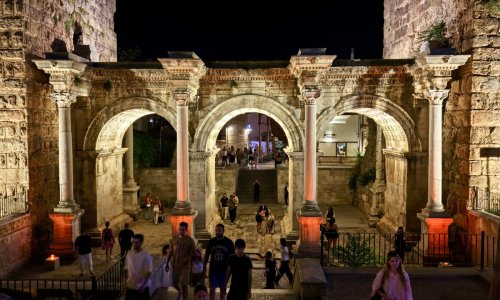 ANTALYA'NIN TARİHİ KAPISI AYDINLATILDI