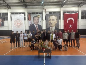 POZANTI’DA İLK KEZ DÜZENLENEN AYAK TENİSİ TURNUVASI YOĞUN İLGİ GÖRDÜ