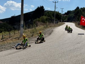 TAHTA ARABALARLA ZORLU YARIŞ
