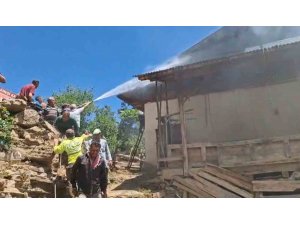 ADANA’NIN FEKE İLÇESİNDE YANGIN ÇIKAN EV KULLANILAMAZ HALE GELDİ