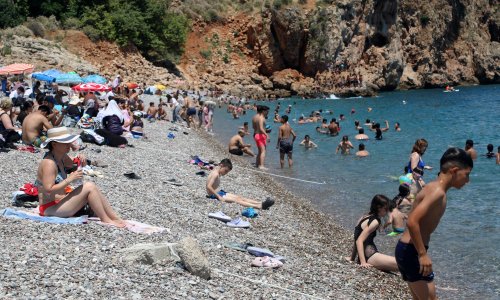 SICAKTAN BUNALANLAR MAVİ SULARDA SERİNLİK ARADILAR