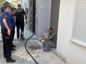 ANNESİYLE TARTIŞIP KENDİNİ KİTLEDİĞİ ODAYI ATEŞE VERDİ