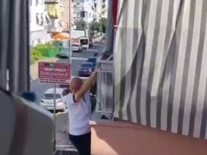 BALKON DEMİRİNDE MAHSUR KALDI
