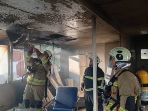 DEFNE’DE İŞ YERİ ALEVLERE TESLİM OLDU