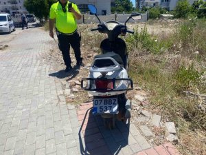 GAZİPAŞA’DA MOTOSİKLET İLE KAMYONET ÇARPIŞTI: 1 YARALI