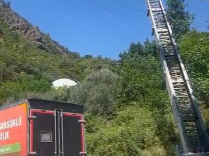 YÜK ASANSÖRÜ ELEKTRİK HATTINA DÜŞTÜ; 2 ÖLÜ