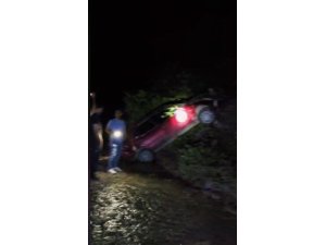 OSMANİYE’DE  OTOMOBİL UÇURUMA YUVARLANDI: 2 YARALI