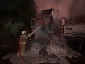 ERZİN’DE TIR ALEVLERE TESLİM OLDU