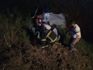 KIRIKHAN’DA KAMYONET ŞARAMPOLE UÇTU:  3 YARALI