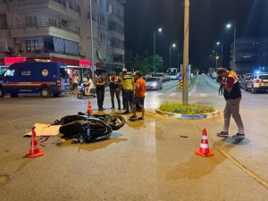 ALANYA’DA HAFİF TİCARİ ARAÇLA ÇARPIŞAN MOTOSİKLETLİ GENÇ YARALANDI