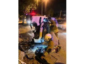 AĞACA ÇARPARAK YAN YATAN OTOMOBİLDEKİ 2 KİŞİ YARALANDI