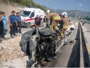 HATAY’DA OTOMOBİL REFÜJE ÇARPTI: 1’İ AĞIR 3 YARALI