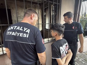 İTFAİYE ERLERİ 13 YAŞINDAKİ ÇOCUĞU YALNIZ BIRAKMADI