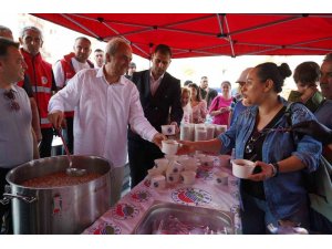 BAŞKAN KOCAGÖZ AŞURE BEREKETİNİ VATANDAŞLARLA PAYLAŞTI