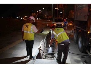 MERSİN’DE YAĞMUR SUYU HATLARI TEMİZLENİYOR