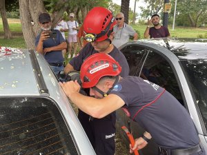 OTOMOBİLDE KİLİTLİ KALAN ÇOCUĞU İTFAİYE KURTARDI