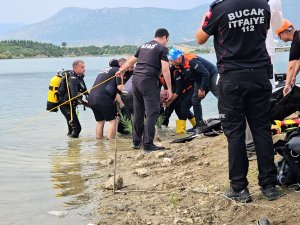 SERİNLEMEK İÇİN GİRDİĞİ BARAJ GÖLÜNDE BOĞULDU