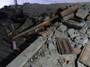 EVİN DUVARI MÜŞTEMİLATIN ÜZERİNE GÖÇTÜ