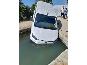 MANAVGAT’TA HAFİF TİCARİ ARAÇ SULAMA KANALINA DÜŞTÜ