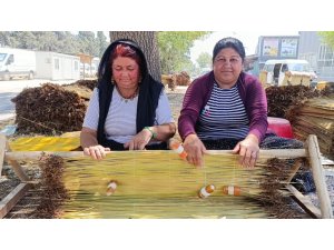 KAHRAMANMARAŞ’IN ASIRLIK TARHANA GELENEĞİNİ YAŞATAN DOĞAL ÇİĞ USTALARI NAYLON ÜRÜNLERE KARŞI DİRENİYOR