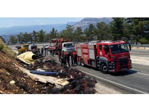 DEVRİLEN KAMYON HURDAYA DÖNDÜ, SIKIŞAN SÜRÜCÜ KURTARILDI