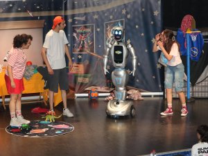 YAPAY ZEKA DESTEKLİ ROBOT SAHNEYE ÇIKTI