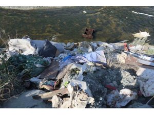 DEREYE KAMYON DOLUSU ATIK MALZEME DÖKTÜLER: DOĞA KATLİAMI KAMERAYA YANSIDI