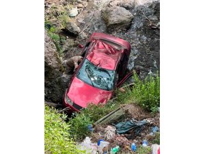 PAYAS’TA UÇURUMDAN YUVARLANAN OTOMOBİLİN SÜRÜCÜSÜ YUVARLANDI