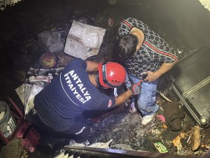 ÇUKURA DÜŞEN VATANDAŞI İTFAİYE KURTARDI
