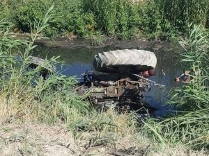 TRAKTÖRÜN ALTINDA KALAN SÜRÜCÜ AĞIR YARALANDI