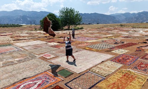 ESKİ HALILAR ANTALYA'NIN GÜNEŞİNDE DEĞER KAZANIYOR