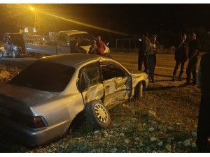 OTOMOBİL İLE KAMYONET ÇARPIŞTI: 2 YARALI