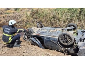TAKLA ATARAK HURDAYA DÖNEN OTOMOBİLİN SÜRÜCÜSÜ YARALANDI