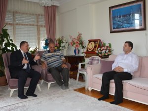 KAYMAKAMDAN ŞEHİT KABİRLERİ VE AİLELERİNE ZİYARET