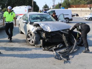 ASKERİ AMBULANS VE OTOMOBİLLER ÇARPIŞTI: 2 YARALI