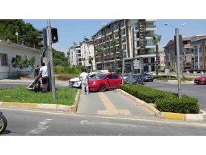 OTOMOBİL YAYA GEÇİDİNE ÇIKTI, 2 KİŞİ YARALANDI