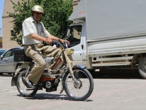 50 YAŞINDAKİ MOTOSİKLETİNE GÖZÜ GİBİ BAKIYOR