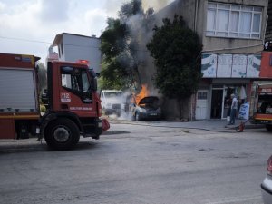 OSMANİYE’DE PARK HALİNDEKİ HAFİF TİCARİ ARAÇ YANDI