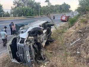 KAMYONET DEVRİLDİ SÜRÜCÜ YARALI KURTULDU