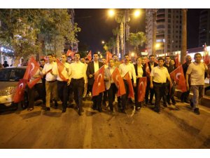 KOZAN’DA VATANDAŞLAR TÜRK BAYRAKLARI İLE 15 TEMMUZ’UN YILDÖNÜMÜNDE MEYDANLARDA