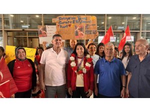 ŞAMPİYON GÜREŞÇİ MEMLEKETİNDE DAVUL ZURNAYLA KARŞILANDI