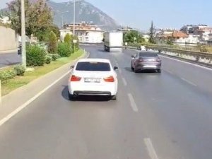ALANYA’DA İTFAİYEYE YOL VERMEYEN SÜRÜCÜ CEP TELEFONU KAMERASINDA