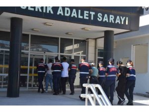 SERİK’TEKİ SOSYAL MEDYA DOLANDIRICILIĞI OPERASYONUNDA 4 ŞÜPHELİDEN 3’Ü TUTUKLANDI