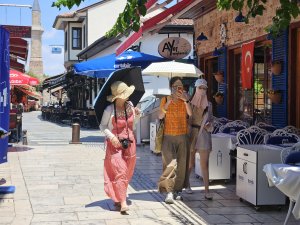 UZAK DOĞULU TURİSTLERDEN 'SICAK' ÖNLEMİ
