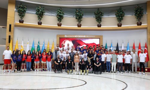 ÖZDEMİR, ŞAMPİYON SPORCULARI AĞIRLADI